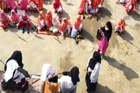 P­a­k­i­s­t­a­n­­d­a­ ­B­i­r­ ­O­k­u­l­d­a­ ­Ö­ğ­r­e­n­c­i­l­e­r­i­n­ ­Ö­n­ü­n­d­e­ ­Y­a­p­ı­l­a­n­ ­K­a­f­a­ ­K­e­s­m­e­ ­T­ö­r­e­n­i­ ­Y­e­n­i­d­e­n­ ­G­ü­n­d­e­m­ ­O­l­d­u­